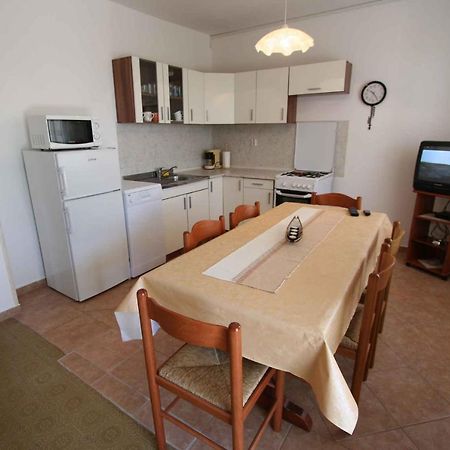 Apartment in Silo/Insel Krk 14533 Buitenkant foto